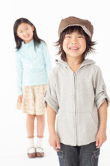 笑顔の姉弟のポートレート