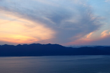 Fototapeta na wymiar 琵琶湖東岸の津田山の空奏テラスから眺める比良山系の夕焼