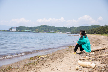 海を見つめる女性　Sea