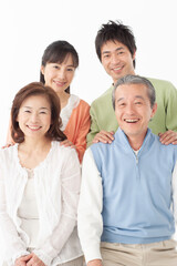 笑顔の二世代家族のポートレート