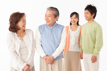 笑顔の二世代家族のポートレート