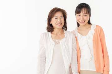 笑顔のシニア女性と娘のポートレート