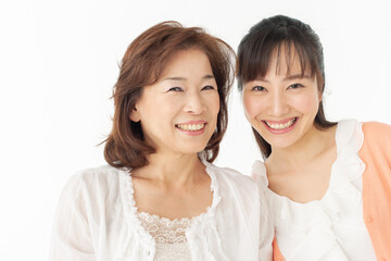 笑顔のシニア女性と娘のポートレート