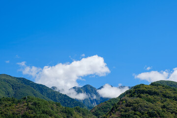 日本の山岳地帯と雲　青空　雲海