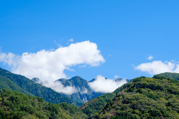 日本の山岳地帯と雲　青空　雲海