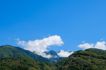 日本の山岳地帯と雲　青空　雲海