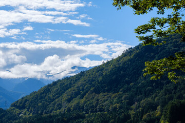 Fototapeta na wymiar 日本の山岳地帯と雲　青空　雲海