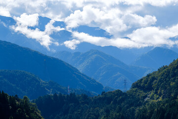 日本の山岳地帯と雲　青空　雲海