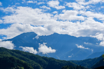 Obraz na płótnie Canvas 日本の山岳地帯と雲　青空　雲海