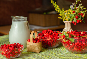 свежесобранная  ароматная земляника на столе