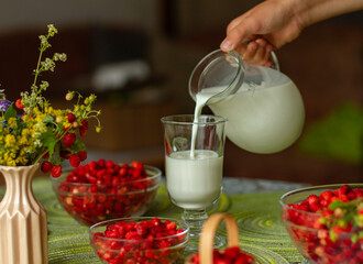 свежесобранная  ароматная земляника на столе