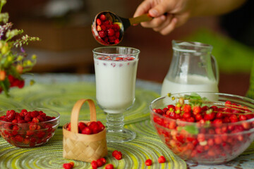 свежесобранная  ароматная земляника на столе