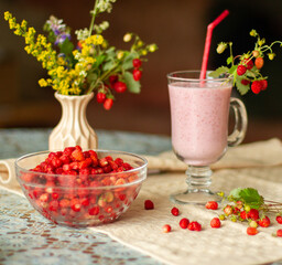 свежесобранная  ароматная земляника на столе