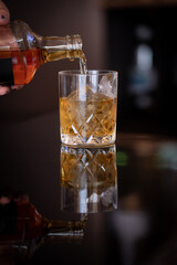 グラスに注がれるウィスキー　whiskey