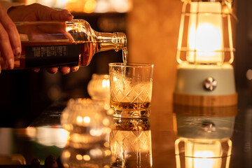 バーカウンターでお酒を提供する女性　BAR