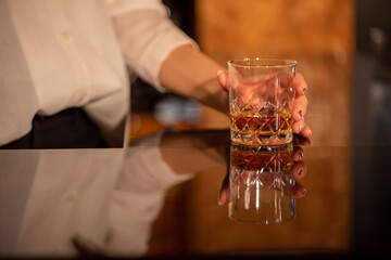 グラスに注がれるウィスキー　whiskey