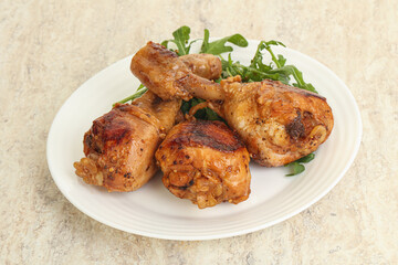Roasted chicken leg with rucola