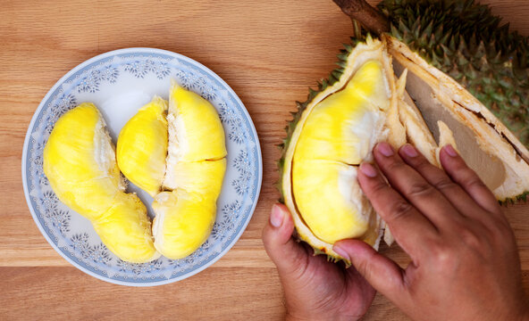 The hands are durian peels, durian yellow meat