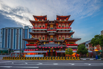 buddha tooth temple in chinatown, singapore