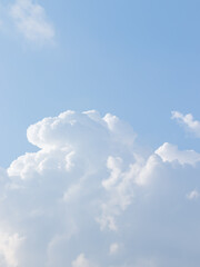 入道雲がふわふわでさわやかな青空の背景