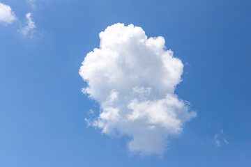 .ふわふわの白い積雲と青空