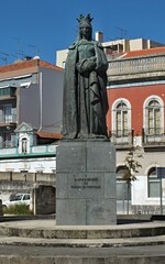 Fototapeta na wymiar Estátua da Rainha Dona Leonor in Caldas da Rainha, Centro - Portugal 