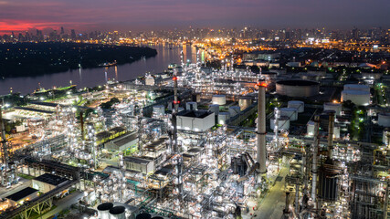 Obraz premium Oil and gas refinery plant form industry zone at night, Aerial view oil and gas Industrial petrochemical fuel power and energy.