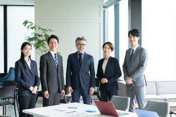 笑顔のビジネスマン（ビジネス・複数人・オフィス）