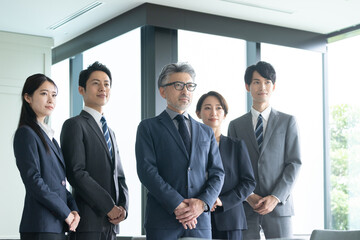 笑顔のビジネスマン（ビジネス・複数人・オフィス）