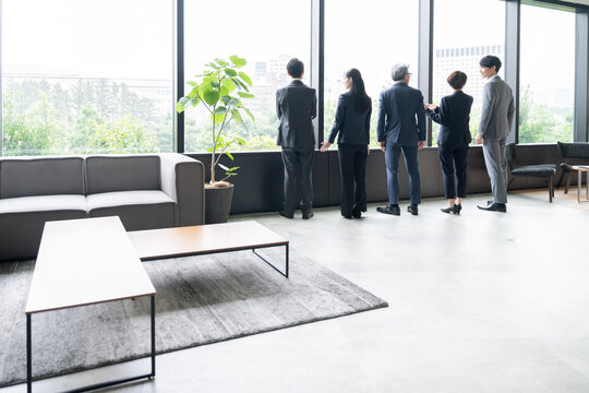 後ろ姿のビジネスマン（ビジネス・複数人・オフィス）