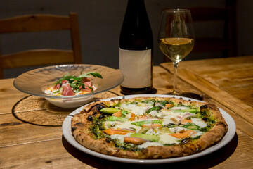 レストランのテーブルに並んだ料理とワイン　イタリアン　ピッツァ　チーズ料理