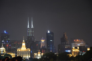 Obraz premium View of night time Shanghai looking from the Pudong side of the Huangpu towards the Bund 