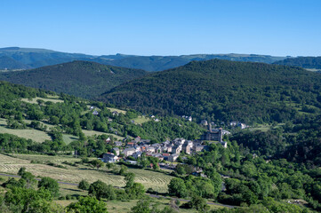Fototapeta na wymiar Paysage des montagnes d'Auvergne dans le Parc des Volcans d'Auvergne au printemps autour du village de Saint Nectaire en France