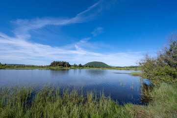 Lac de Bourdouze dans le paysage des montagnes d'Auvergne dans le Parc des Volcans d'Auvergne au printemps en France