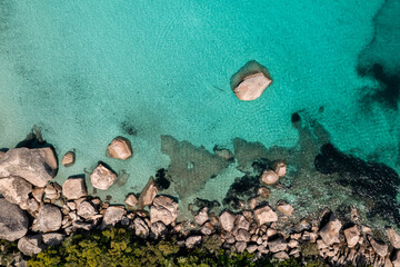 Des blocs de granit en bordure de mer en Corse