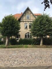 Ein ruhiges Wohnhaus hinter Bäumen