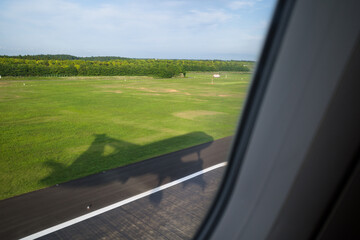 成田空港に着陸する飛行機の窓から見た景色