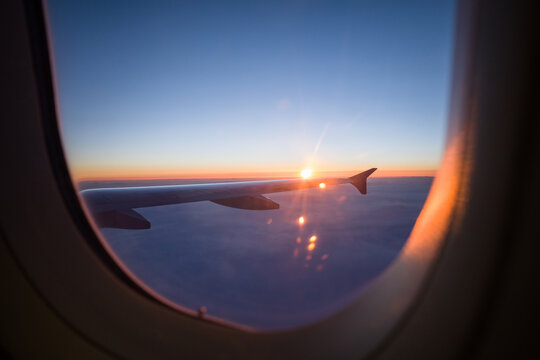 飛行機の窓から見た夕焼けの景色