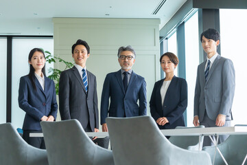 スーツを着た日本人男女 © ponta1414