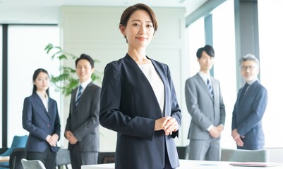 スーツを着た日本人男女