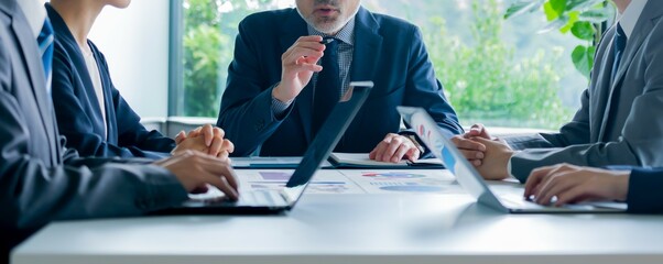 スーツを着た日本人男女の会議シーン