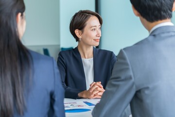 スーツを着た日本人男女の会議シーン