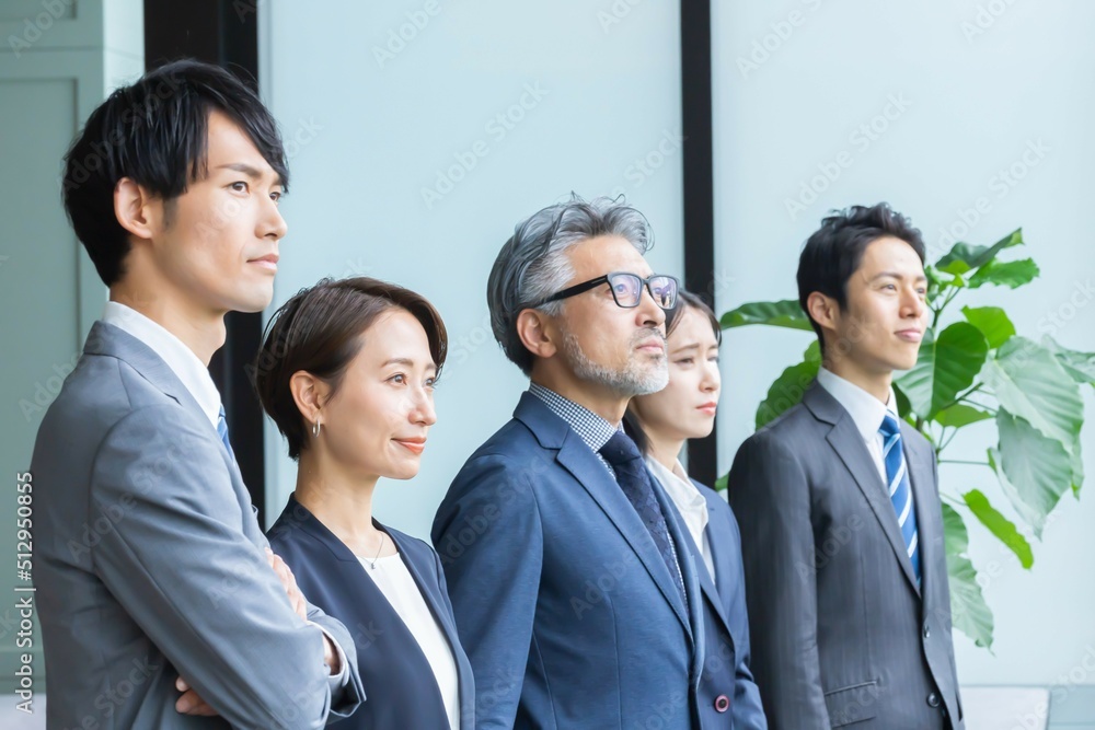 Poster 窓の外を見るスーツを着た日本人男女