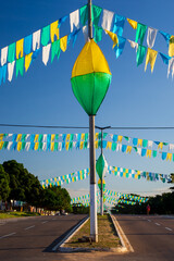 decoração junina de rua nas cores verde e amarelo