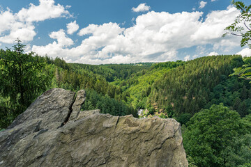Teufelsley Panorama Monschau Felsformation im Sommer