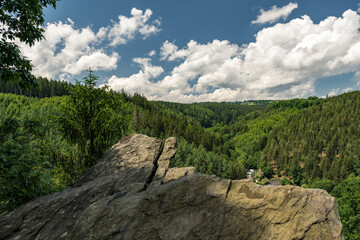 Teufelsley Panorama Monschau Felsformation im Sommer