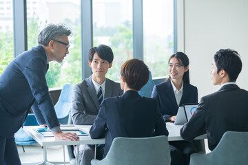 会議をする日本人男女