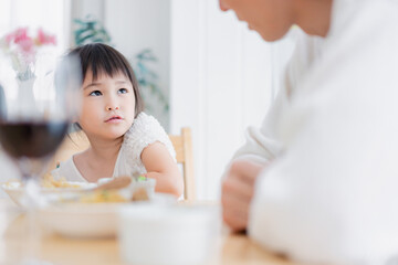 Obraz na płótnie Canvas パパと一緒にご飯を食べる小さな女の子