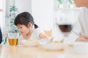 Obraz na płótnie Canvas パパと一緒にご飯を食べる小さな女の子