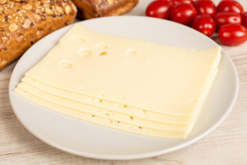 Maasdamer Scheiben auf einem Teller